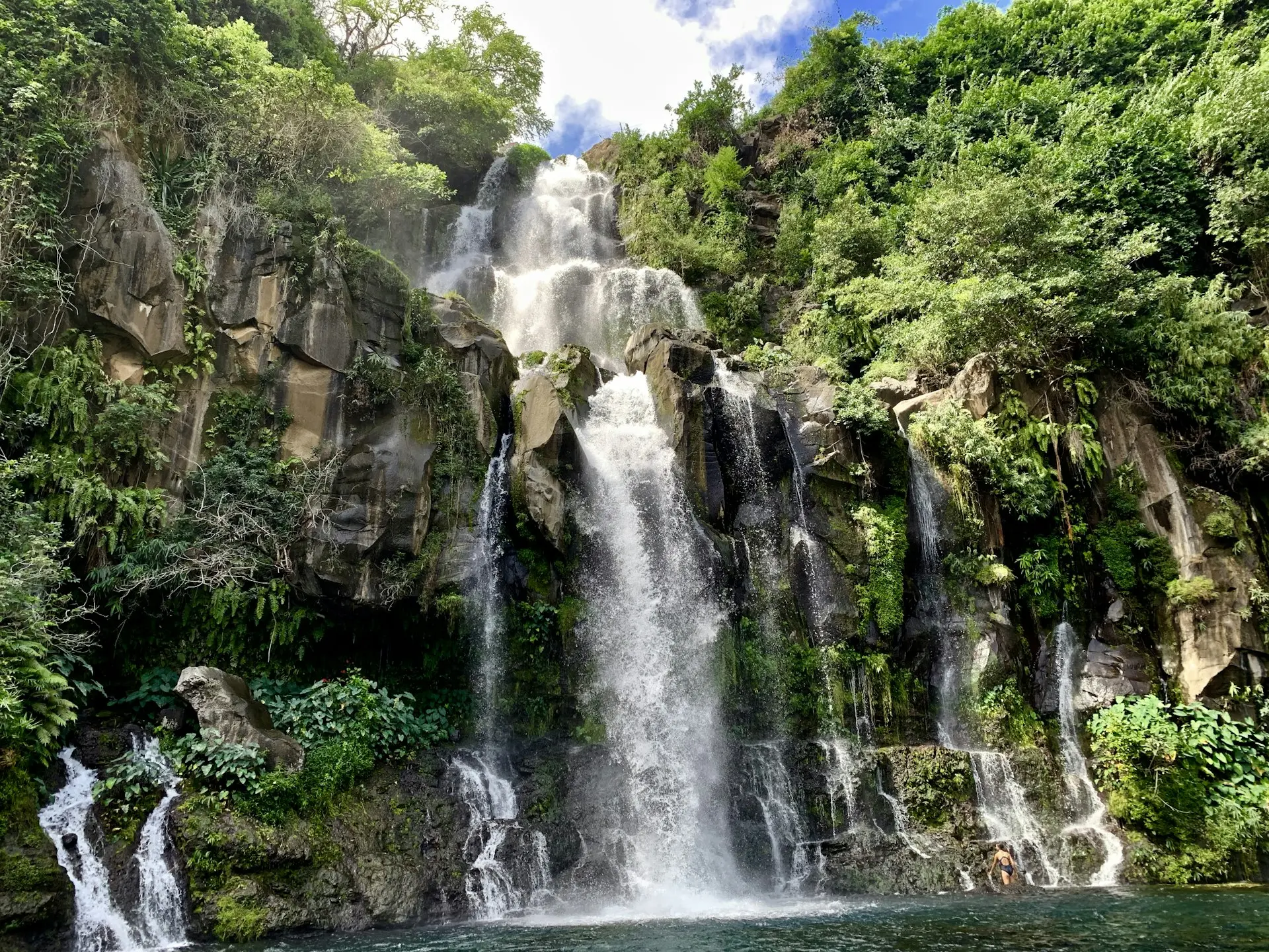 Cascade en forêt tropicale à La Réunion