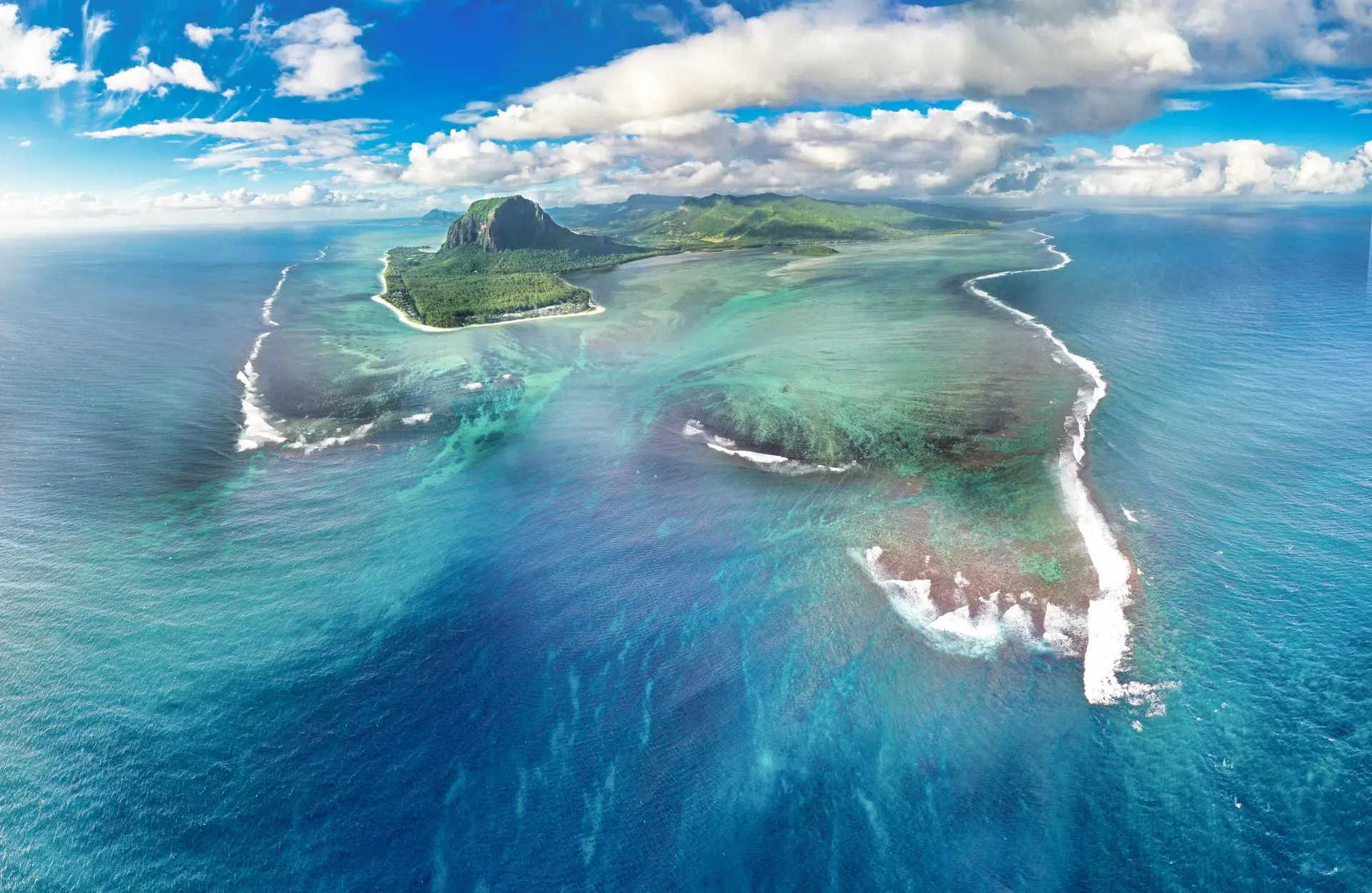 Vue aérienne du Morne Brabant et de son lagon, île Maurice